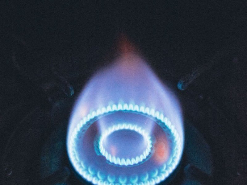 Flama de gas azul de un calentador de agua encendido correctamente