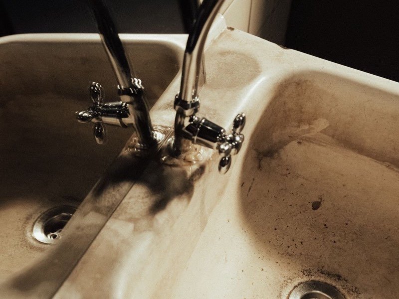 Lavabo con drenaje tapado que retiene el agua