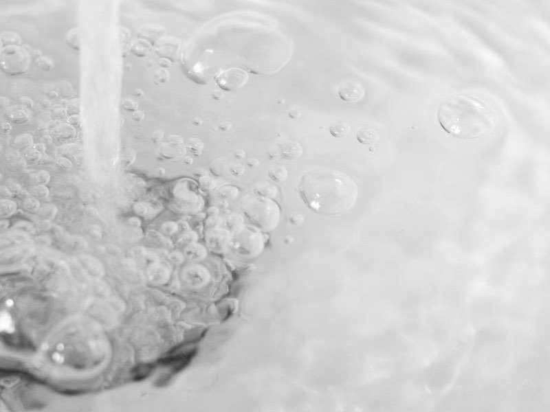 Agua acumulada en la tarja de una cocina con el drenaje tapado