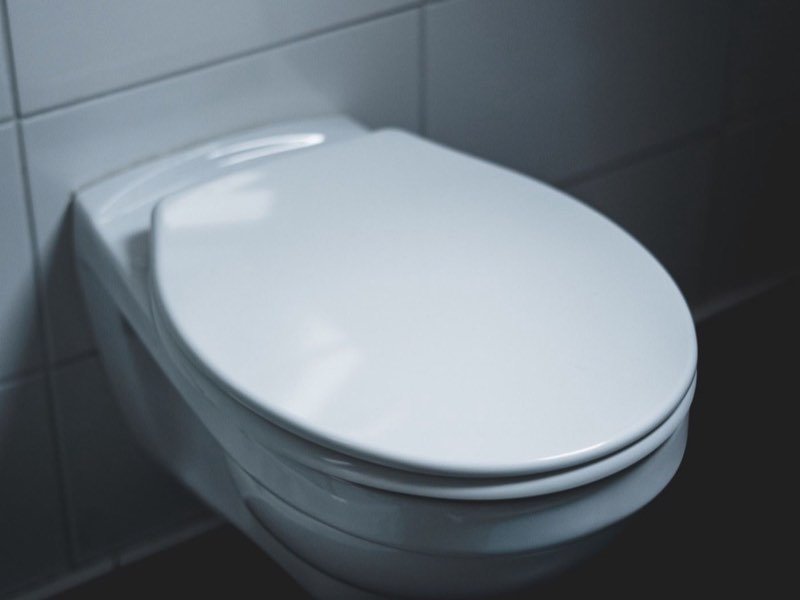 WC de un baño que requiere destape por drenaje tapado