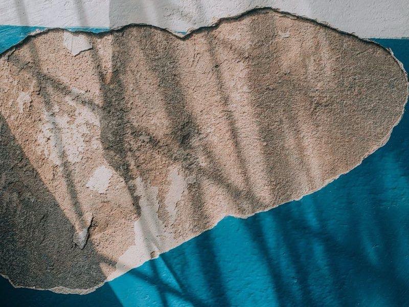 Muro con humedad y pintura levantada por una fuga de agua interna