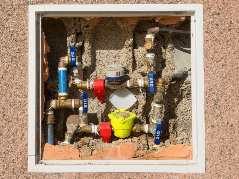 Medidor de agua girando con las llaves cerradas por una fuga