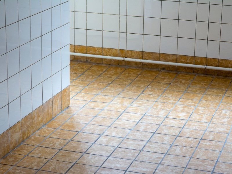 Piso de azulejo con humedad por una fuga de agua bajo el piso