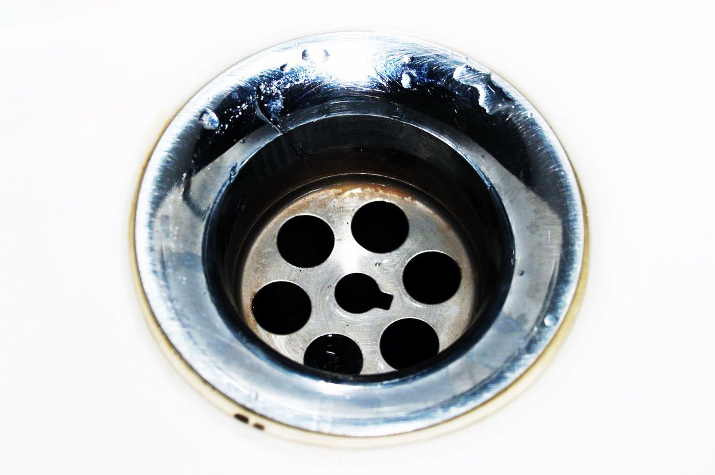 Coladera de un lavabo tapado antes del destape de drenaje en CDMX