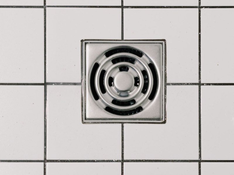 Coladera de piso en un baño lista para destape de drenaje
