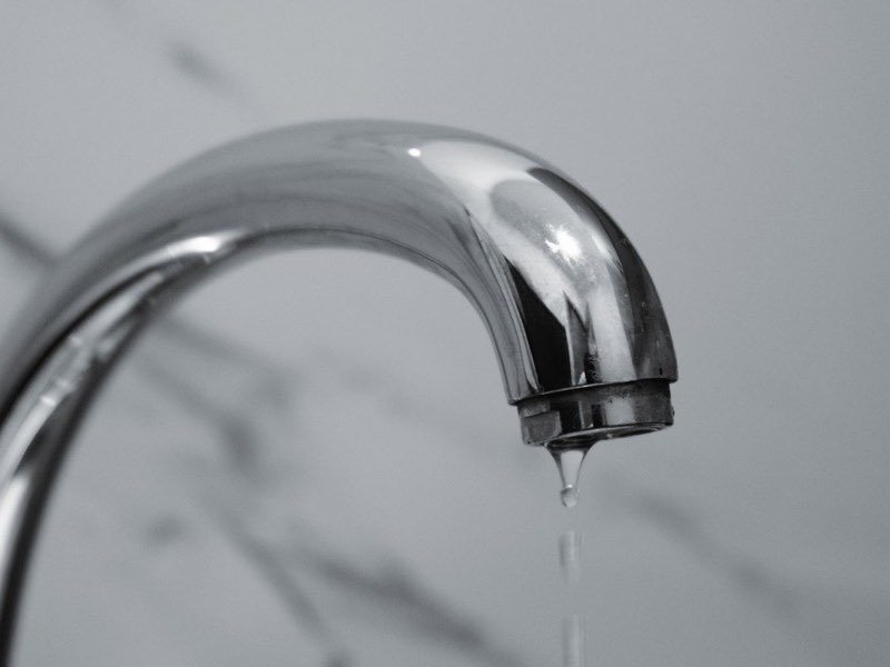 Fuga de agua goteando, falla común en calentadores y boilers